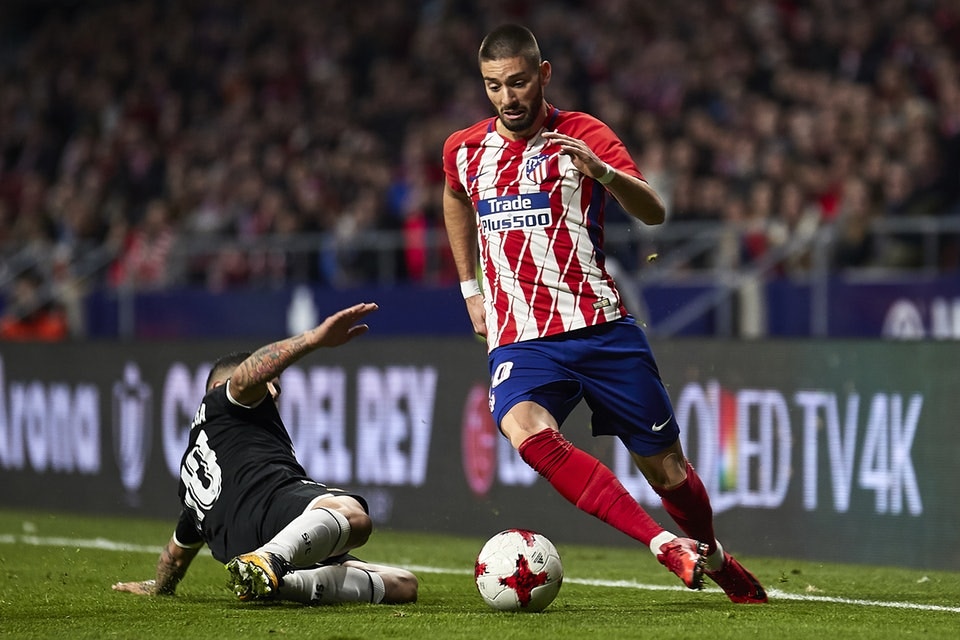 波兰对阵荷兰世预赛中，有球迷向场内投掷烟火迫使比赛被中断